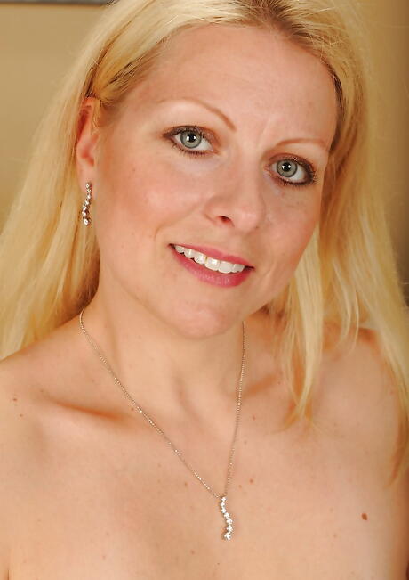 Deluxe american blonde older Zoey Tyler baring big titties and masturbating 